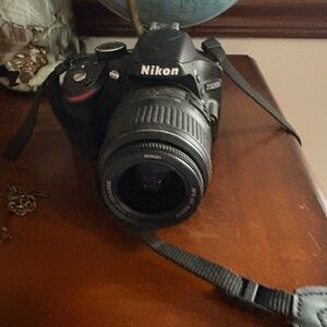 Nikon DSLR Camera in Black with Zoom Lens